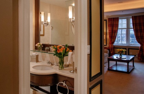 Bloor-Yorkville Hotel | Windsor Arms Hotel