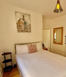 Windsor City Centre Apartment | Windsor Castle View Apartment-one bed room