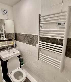 Windsor City Centre Apartment | Windsor Castle View Apartment-one bed room