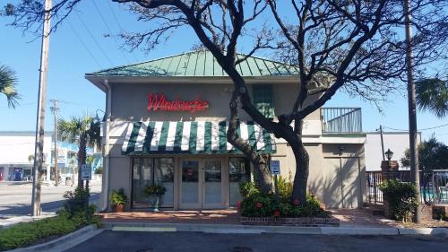 Downtown Myrtle Beach Hotel | Windsurfer Hotel