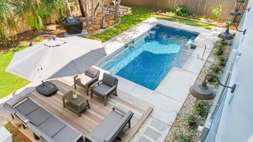 Folly Beach House | Windward House by AvantStay Walk to Beach Restaurants Saltwater Pool
