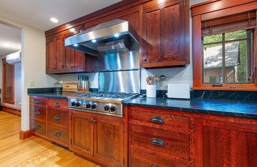 Woolwich House | Windward Lodge- stunning, dog-friendly private waterfront retreat. Seasonal dock