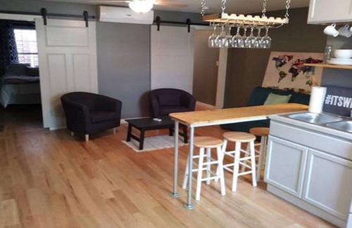 Hermann Apartment | Wine Alley East suite