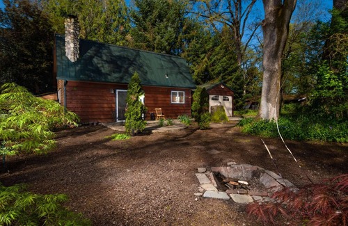 Dayton House | Wine Country Cottage, Pet Friendly, Nestled in Trees Near Vineyard With Fire-Pit & Cozy Wooded Patio