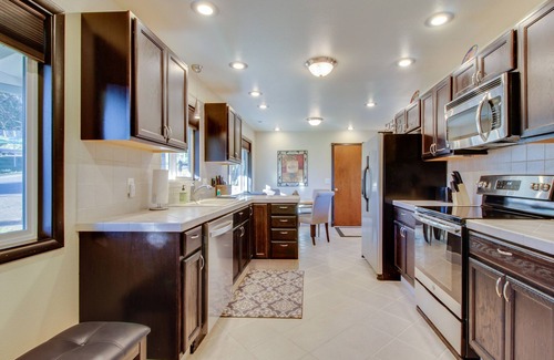 Dundee House | Wine country home with game room & valley view - dog-friendly
