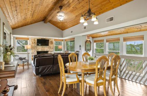 Spicewood House | Wine Country Retreat – with a lake view!