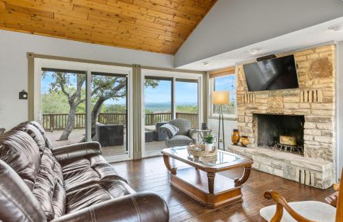 Spicewood House | Wine Country Retreat – with a lake view!