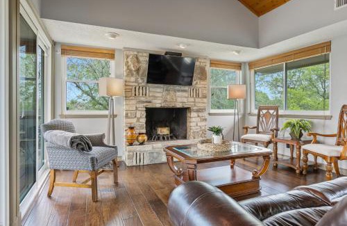 Spicewood House | Wine Country Retreat – with a lake view!