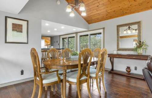 Spicewood House | Wine Country Retreat – with a lake view!