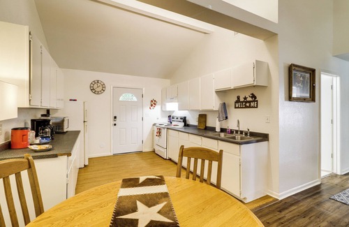 Brenham House | Wine Tours & Antiquing: Townhome Near Dtwn Brenham