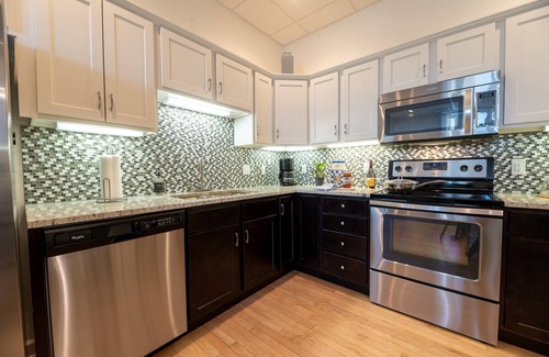 Saint Joseph Condo | Wine & Waves | Downtown Rooftop Deck | Fireplace