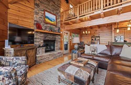 Waynesville House | Wings of Dawn, New Hot Tub! in Gated Smoky Mountain Retreat Community