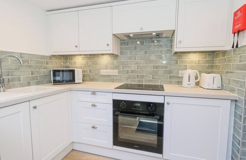 Weymouth House | WINKLE COTTAGE, family friendly, with a garden in Weymouth