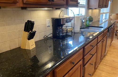 Pedlars Edge House | Wintergreen Ski & Golf resort-hiking trails-Hot tub-Pet-Friendly!