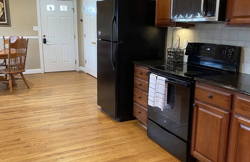 Pedlars Edge House | Wintergreen Ski & Golf resort-hiking trails-Hot tub-Pet-Friendly!