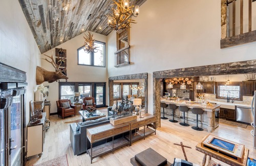 Elk Court Cabins House | Winterhaven Estate by AvantStay | Sleeps 19 Guests | Views, Firepit, Hot Tub
