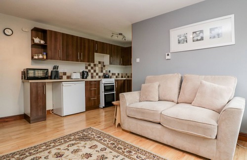 Highbridge Cottage | WISTERIA CHALET, with a garden in Watchfield
