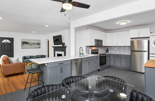 Rosewood House | Wisteria Cottage|3BR 2BA