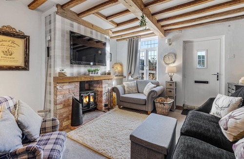 Nantwich Cottage | WISTERIA COTTAGE, family friendly, with hot tub in Nantwich