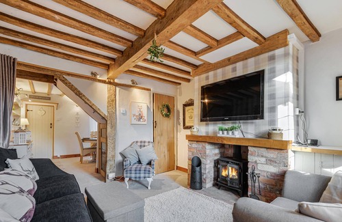 Nantwich Cottage | WISTERIA COTTAGE, family friendly, with hot tub in Nantwich