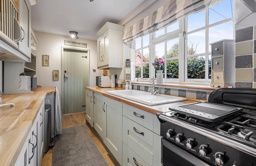 Nantwich Cottage | WISTERIA COTTAGE, family friendly, with hot tub in Nantwich