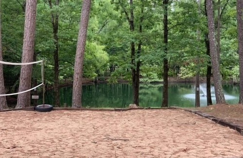 Broken Bow Cabin | Wisteria Way 1 Bedroom cabin Sleeps 4, Stocked Pond, Near the lake!