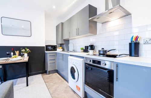 Forest Fields Apartment | Wiverton Apt #6 - Central Location - Free Parking