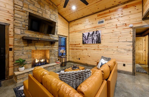 Pickens Cabin | Wizard of Oz-Toto We're Home,Board Games,HotTub,Firepit