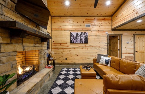Pickens Cabin | Wizard of Oz-Toto We're Home,Board Games,HotTub,Firepit