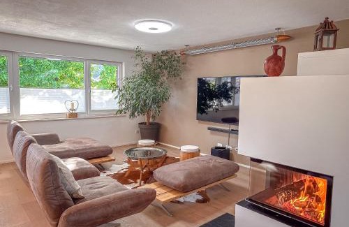 Kiefersfelden Apartment | wolke 7, Alpenblick mit Eleganz, Kingsizebett, Kamin, Terrasse mit Grill, Garten