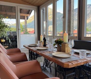 Kiefersfelden Apartment | wolke 7, Alpenblick mit Eleganz, Kingsizebett, Kamin, Terrasse mit Grill, Garten
