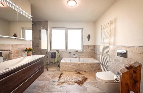 Kiefersfelden Apartment | wolke 7, Alpenblick mit Eleganz, Kingsizebett, Kamin, Terrasse mit Grill, Garten