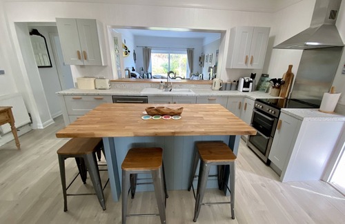 Wittering House | Wonderful home 2min walk to Beach on private beach road, close to West Wittering