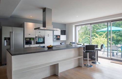 Morlaix Villa | Wonderful private villa for 8 guests with WIFI, TV, patio and parking