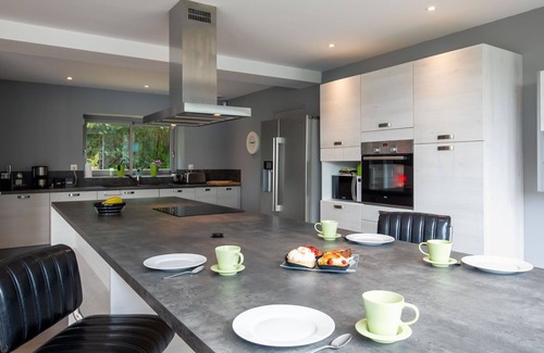 Morlaix Villa | Wonderful private villa for 8 guests with WIFI, TV, patio and parking