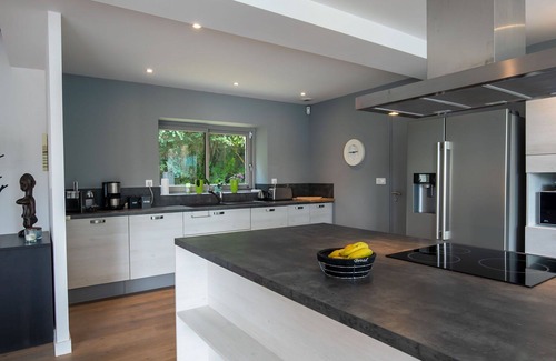 Morlaix Villa | Wonderful private villa for 8 guests with WIFI, TV, patio and parking