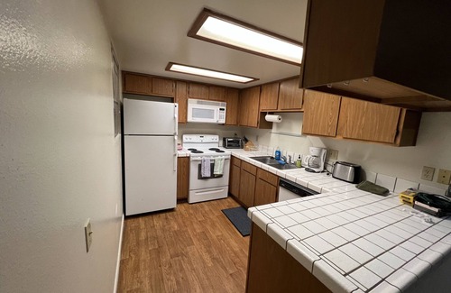 Mammoth Lakes Apartment | Wonderful 2 Bed Room Ski Condo. Walk to The Village.