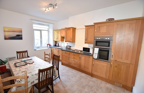 Aberdovey House | Wonderful 3 bedroom Apartment Sleeping 6 With Stunning Sea Views.