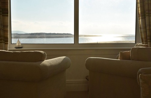 Aberdovey House | Wonderful 3 bedroom Apartment Sleeping 6 With Stunning Sea Views.