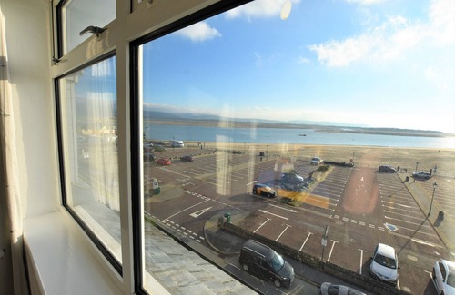 Aberdovey House | Wonderful 3 bedroom Apartment Sleeping 6 With Stunning Sea Views.