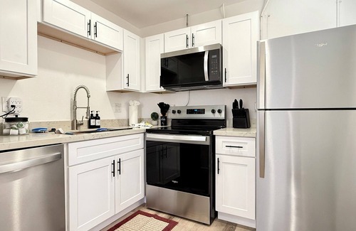 F. Q. Story Apartment | Wonderful apartment with AC in vibrant Phoenix