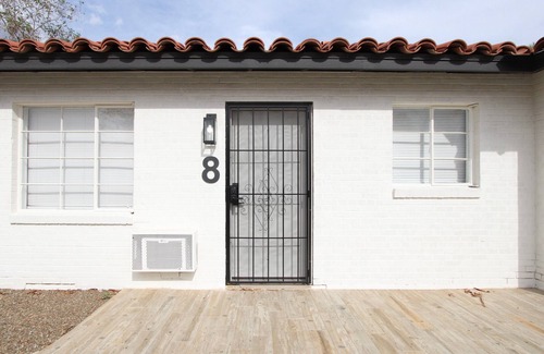 F. Q. Story Apartment | Wonderful apartment with AC in vibrant Phoenix