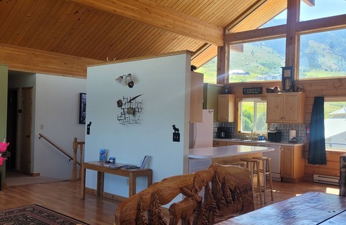 Inkom House | Wonderful cabin with 360 degree views of mountains Valley and ski hill