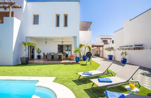 Costa Teguise Villa | Wonderful Costa Teguise Villa - 5 Bedrooms - Villa Caletas Teguise - Perfect For A Large Group - Private Pool