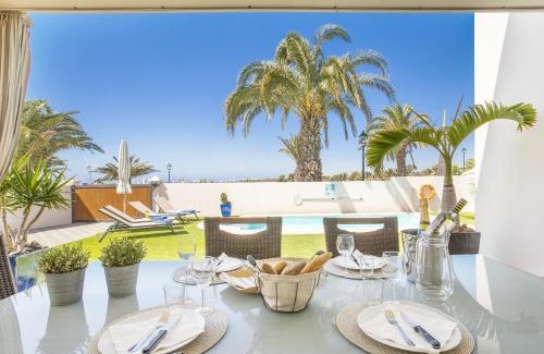Costa Teguise Villa | Wonderful Costa Teguise Villa - 5 Bedrooms - Villa Caletas Teguise - Perfect For A Large Group - Private Pool