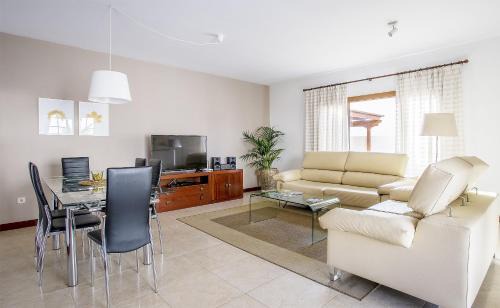 Costa Teguise Villa | Wonderful Costa Teguise Villa - 5 Bedrooms - Villa Caletas Teguise - Perfect For A Large Group - Private Pool