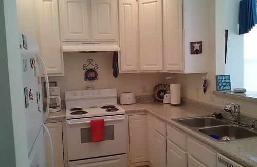 Lakeside Cottage | Wonderful Cottage at Cherry Park 2 Blocks from the Pool
