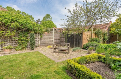 Winterton-on-Sea House | Wonderful Georgian Farm House 5 mins walk from a great sandy beach - sleeps 16
