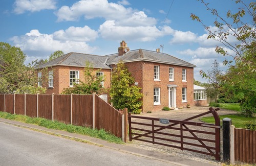 Winterton-on-Sea House | Wonderful Georgian Farm House 5 mins walk from a great sandy beach - sleeps 16