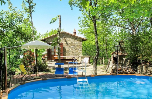Cortona House | Wonderful private villa for 4 guests with private pool, TV, patio and pets allowed